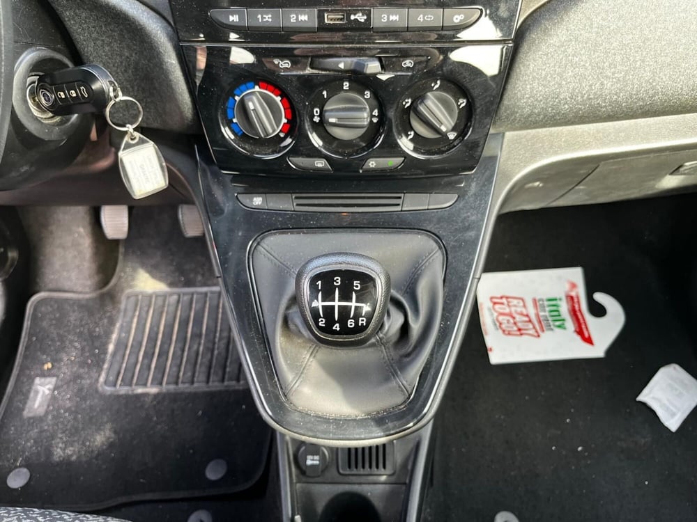 Lancia Ypsilon usata a Salerno (19)