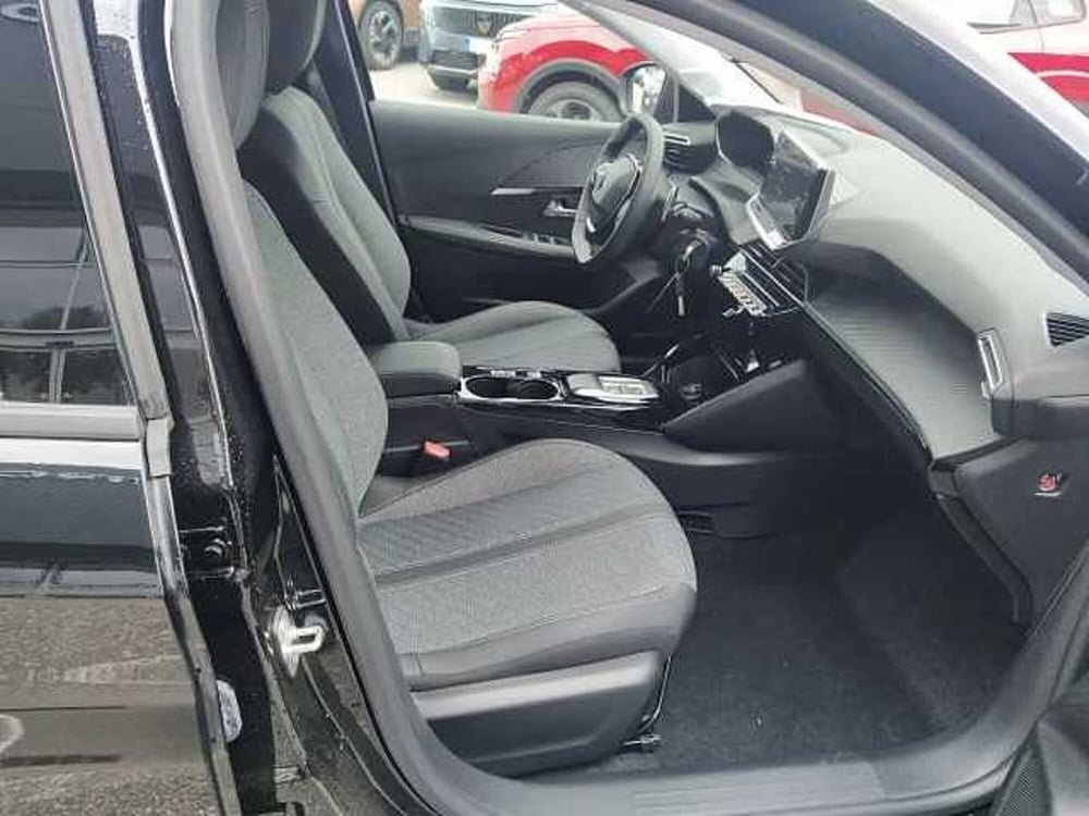 Peugeot 208 nuova a Milano (10)