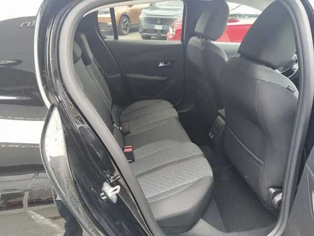 Peugeot 208 nuova a Milano (11)