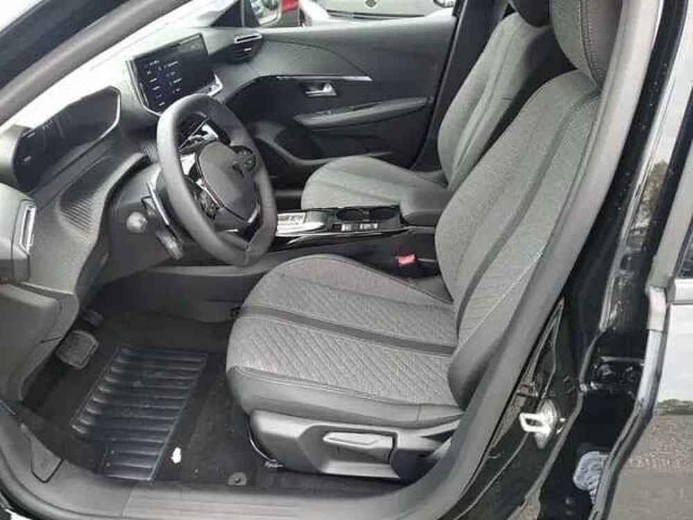 Peugeot 208 nuova a Milano (8)