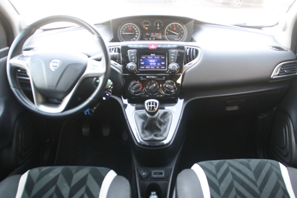 Lancia Ypsilon usata a Catania (11)