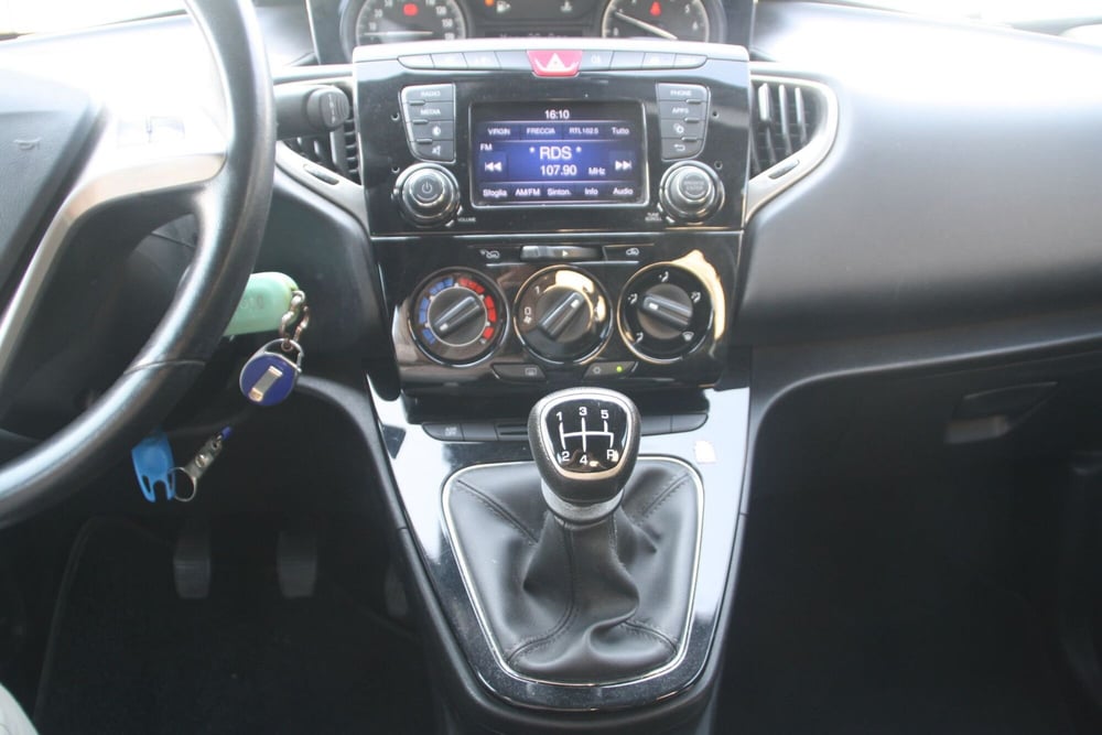 Lancia Ypsilon usata a Catania (17)
