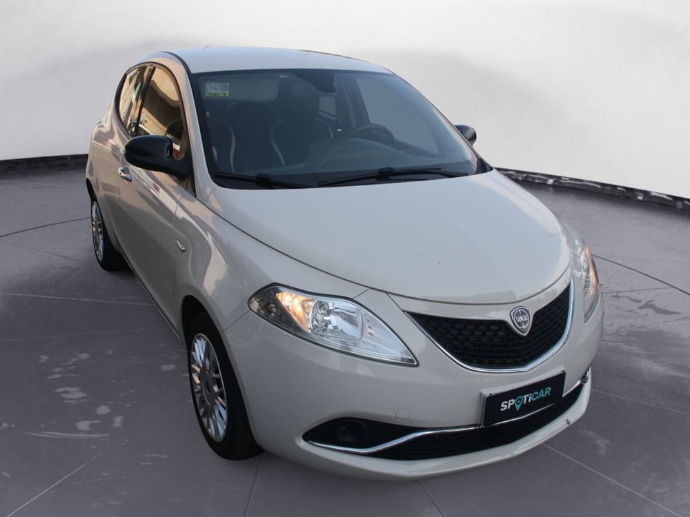 Lancia Ypsilon usata a Catania (2)