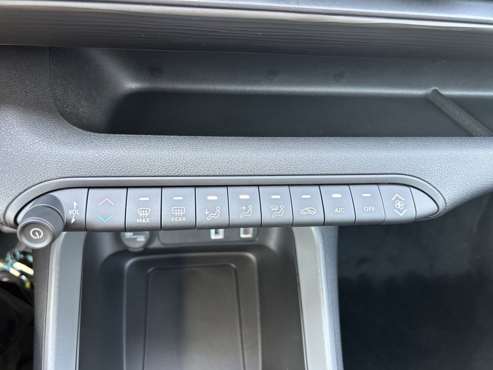 Jeep Avenger nuova a Roma (19)
