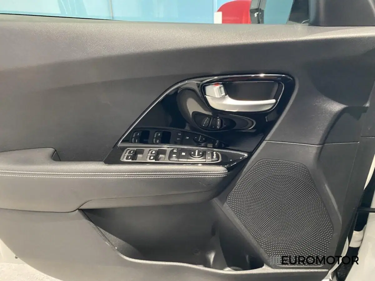 Kia Niro usata a Bari (11)