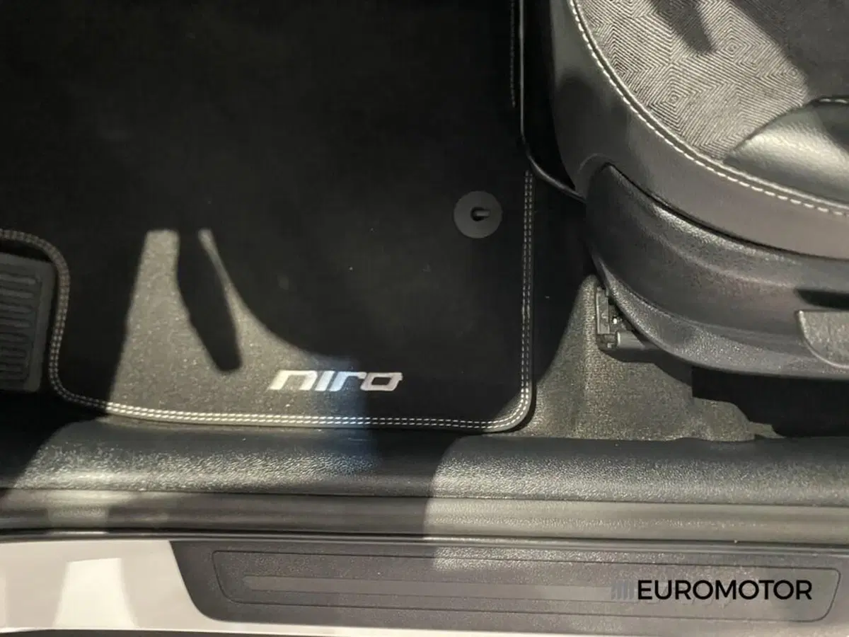Kia Niro usata a Bari (15)