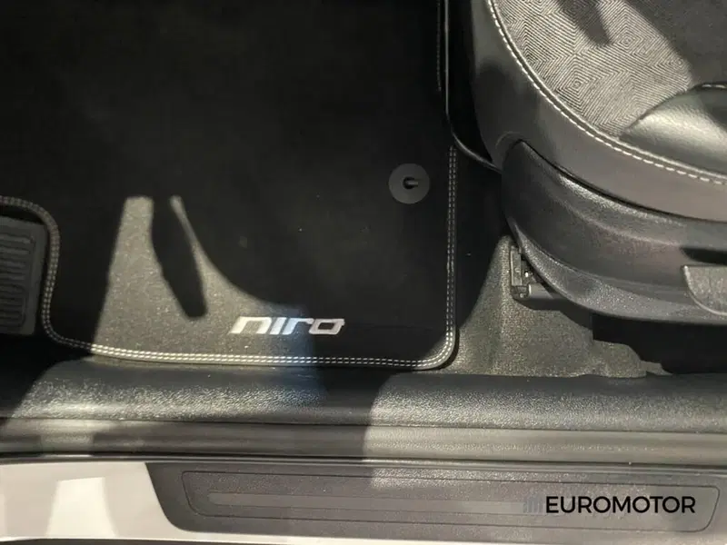 Kia Niro usata a Bari (15)