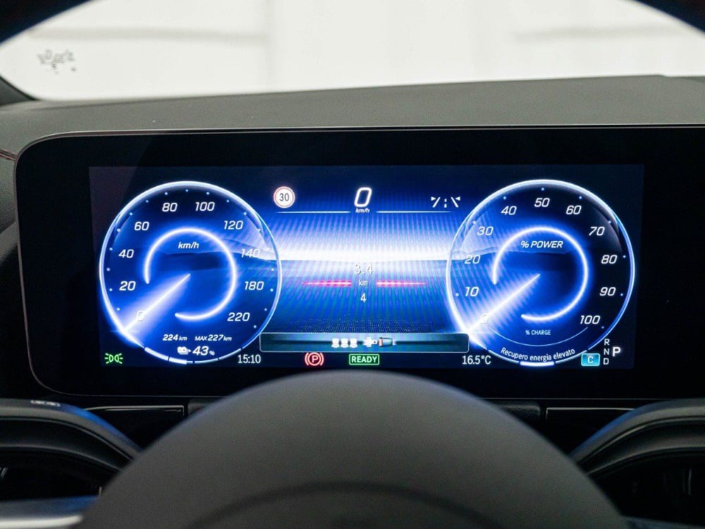 Mercedes-Benz EQA nuova a Macerata (14)
