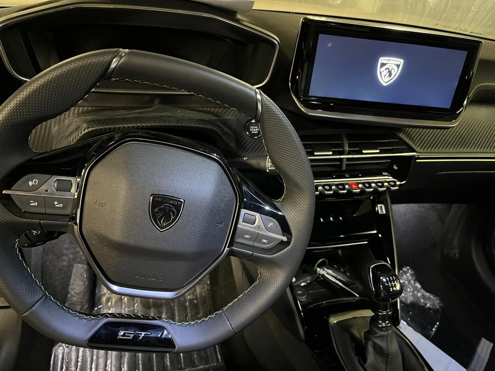 Peugeot 208 nuova a Salerno (8)