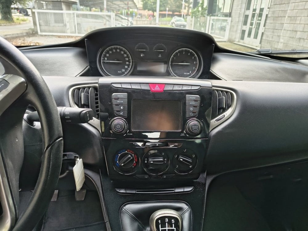 Lancia Ypsilon usata a Padova (11)