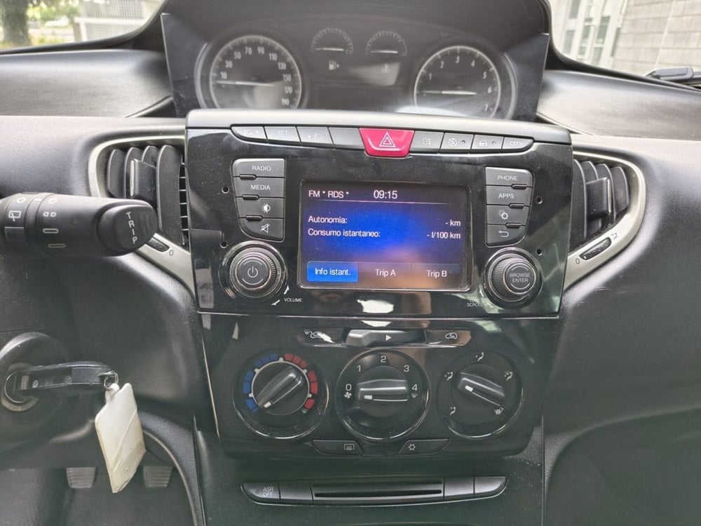 Lancia Ypsilon usata a Padova (12)