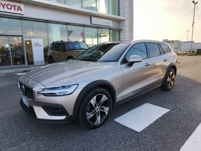 Volvo V60 Cross Country 2.0 b4 Ultimate awd auto del 2024 usata a Reggio Calabria