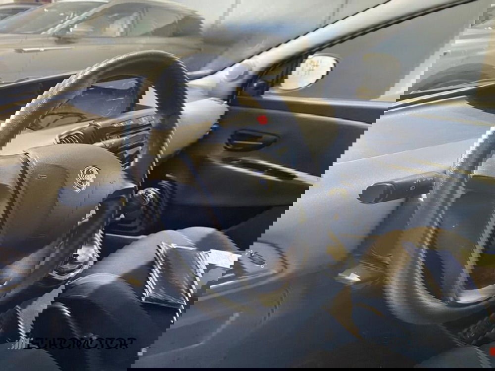 Lancia Ypsilon usata a Bari (10)