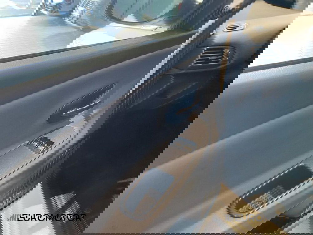 Lancia Ypsilon usata a Bari (12)