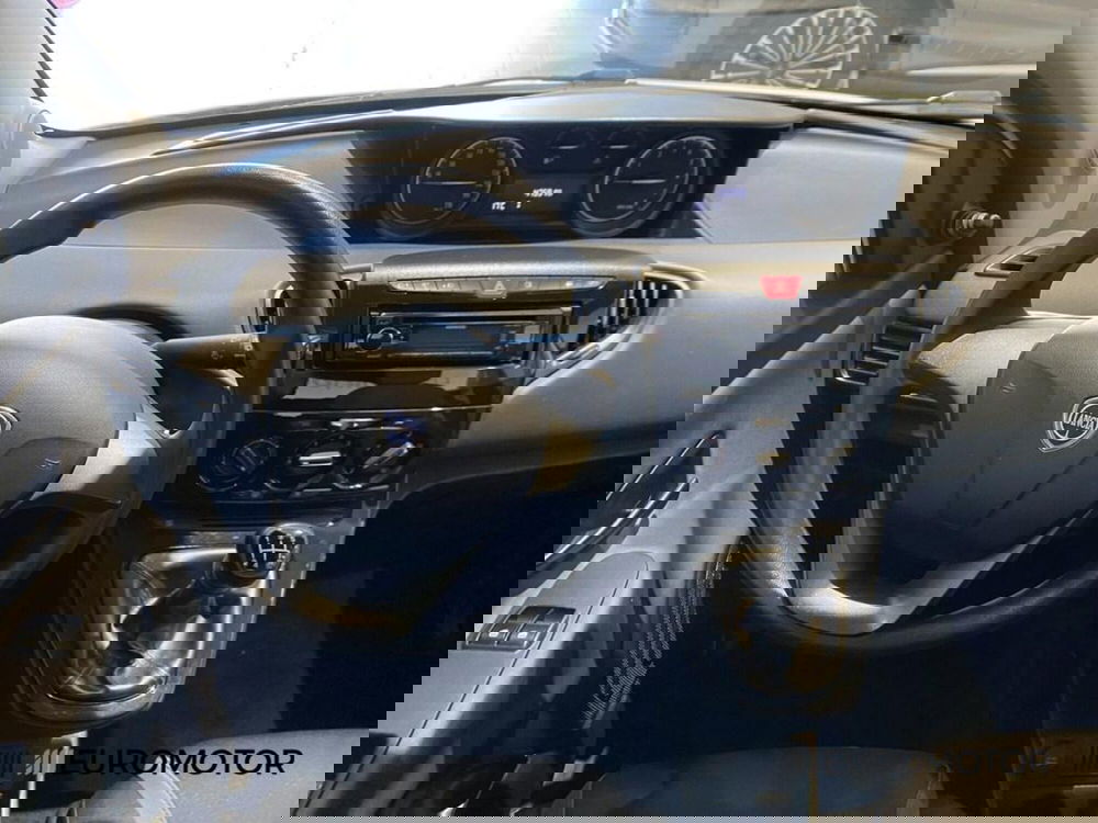 Lancia Ypsilon usata a Bari (14)