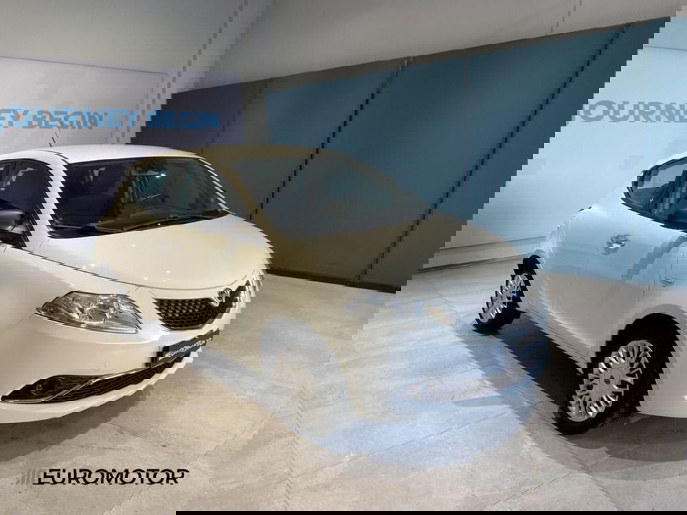 Lancia Ypsilon usata a Bari (3)