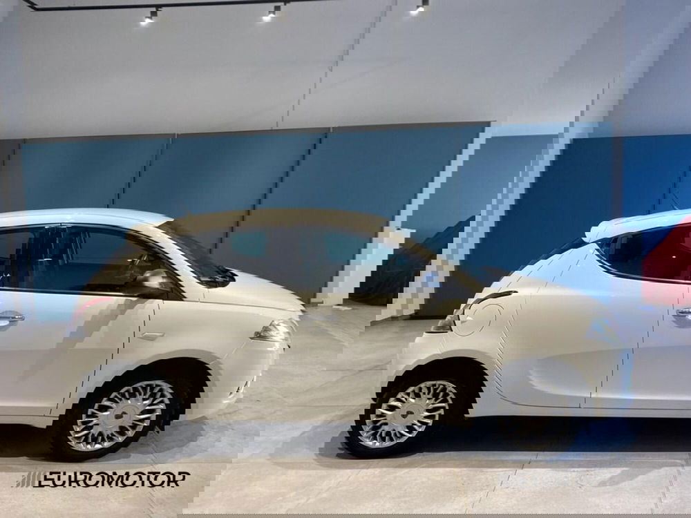 Lancia Ypsilon usata a Bari (5)