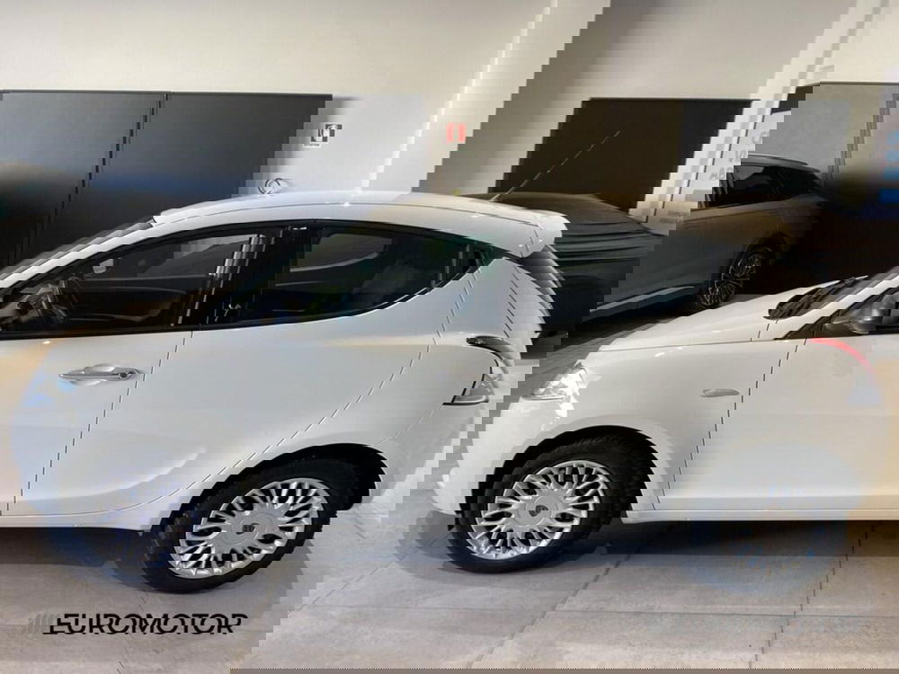 Lancia Ypsilon usata a Bari (9)