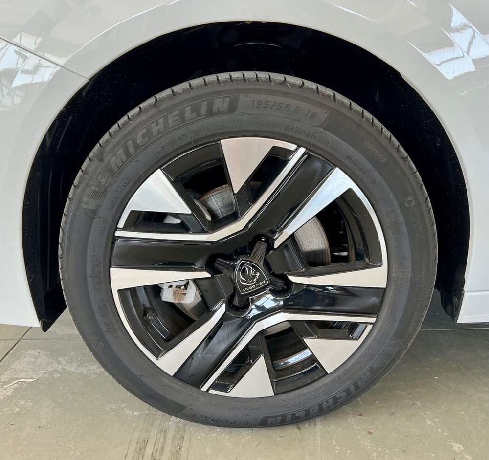 Peugeot 208 nuova a Bari (6)