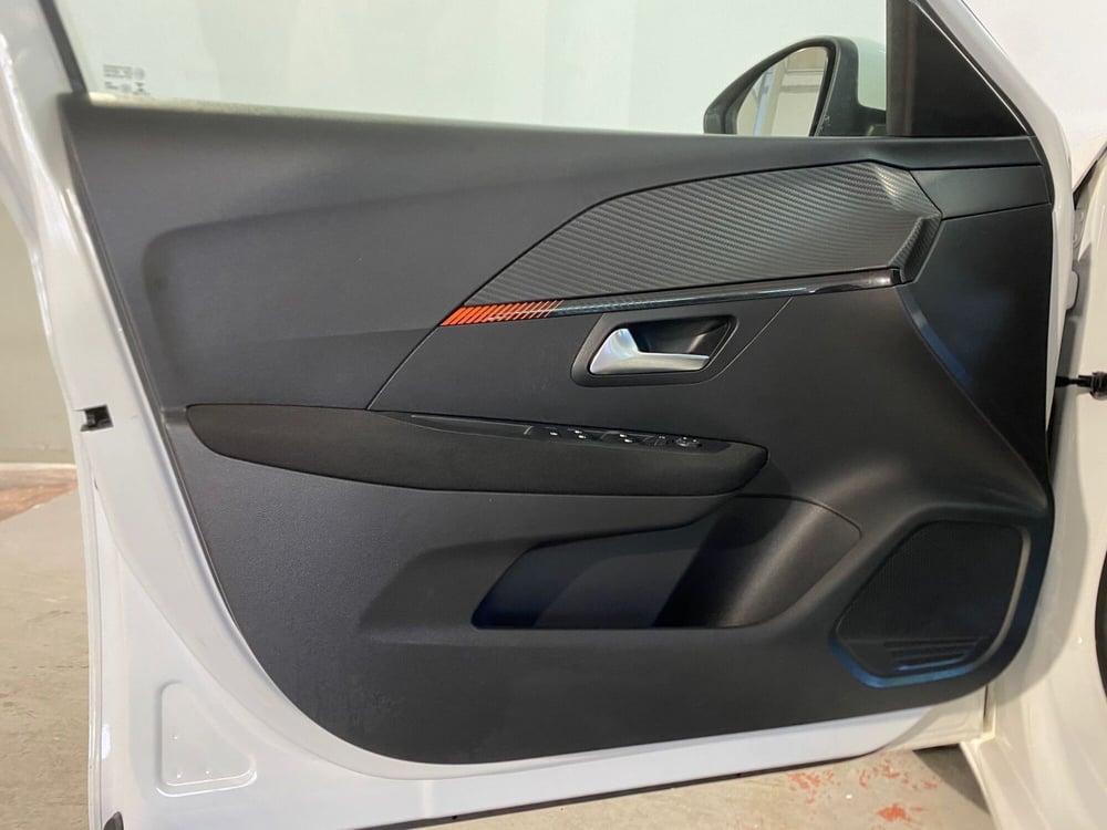 Peugeot 208 nuova a Bari (10)