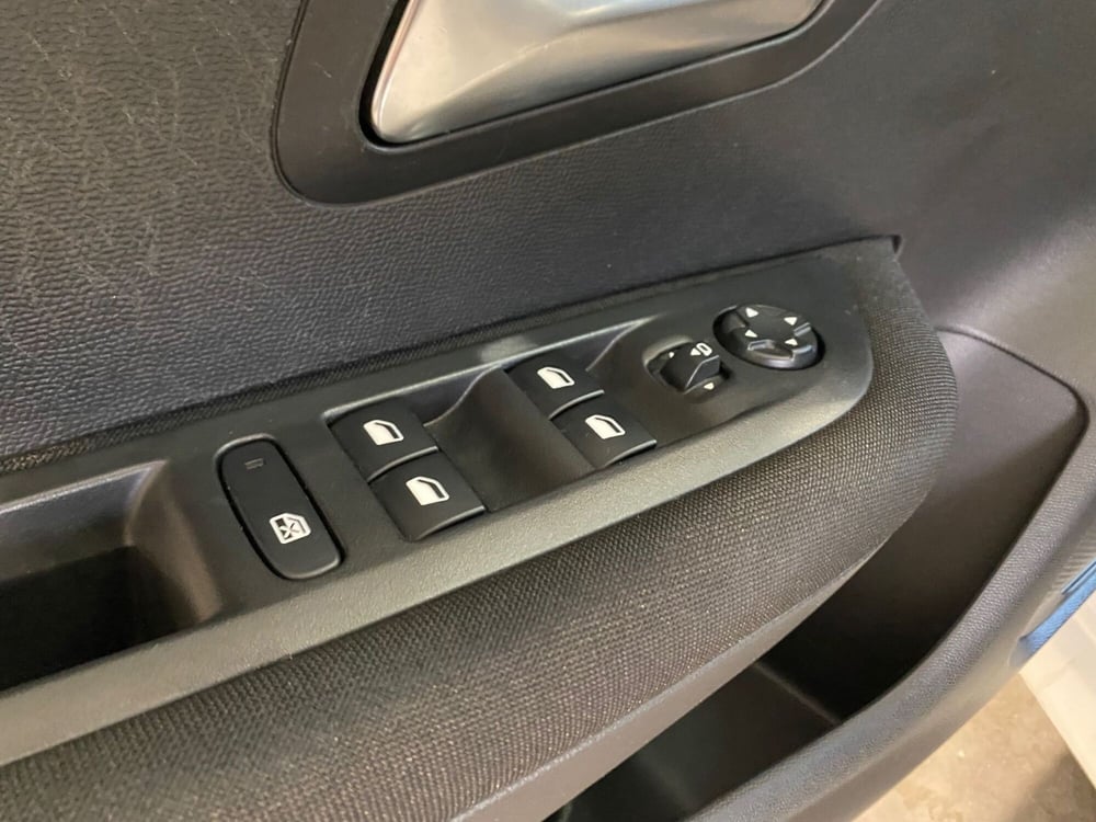 Peugeot 208 nuova a Bari (11)