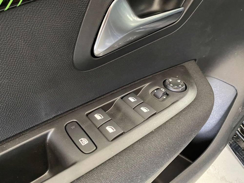 Peugeot 208 nuova a Bari (11)