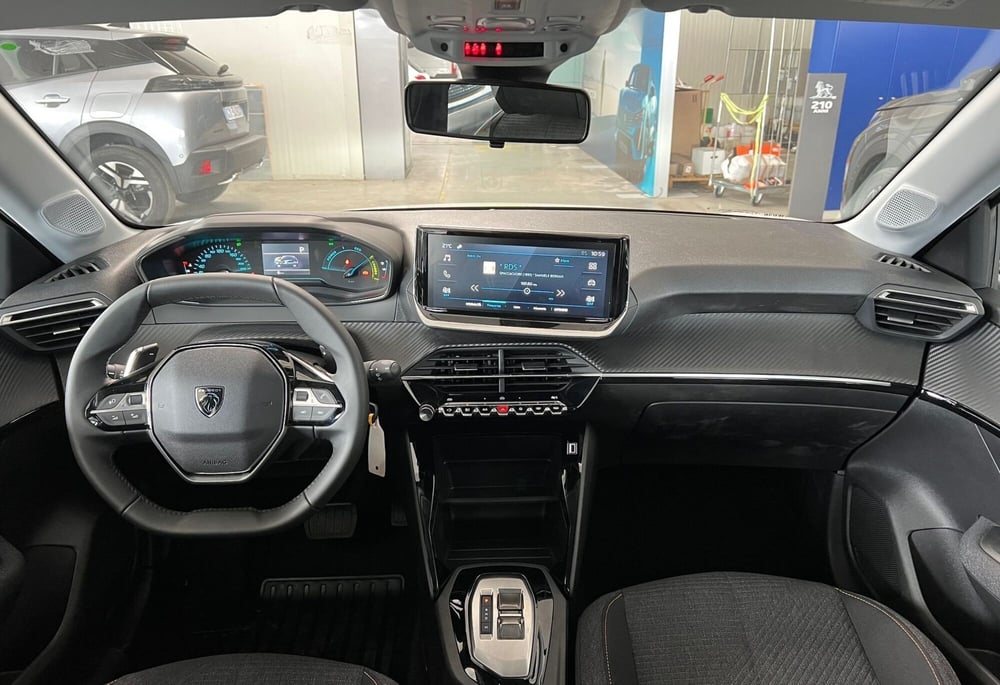 Peugeot 208 nuova a Bari (14)