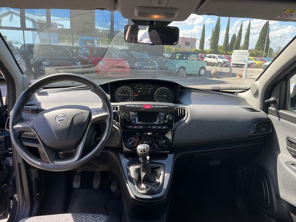 Lancia Ypsilon usata a Lucca (13)