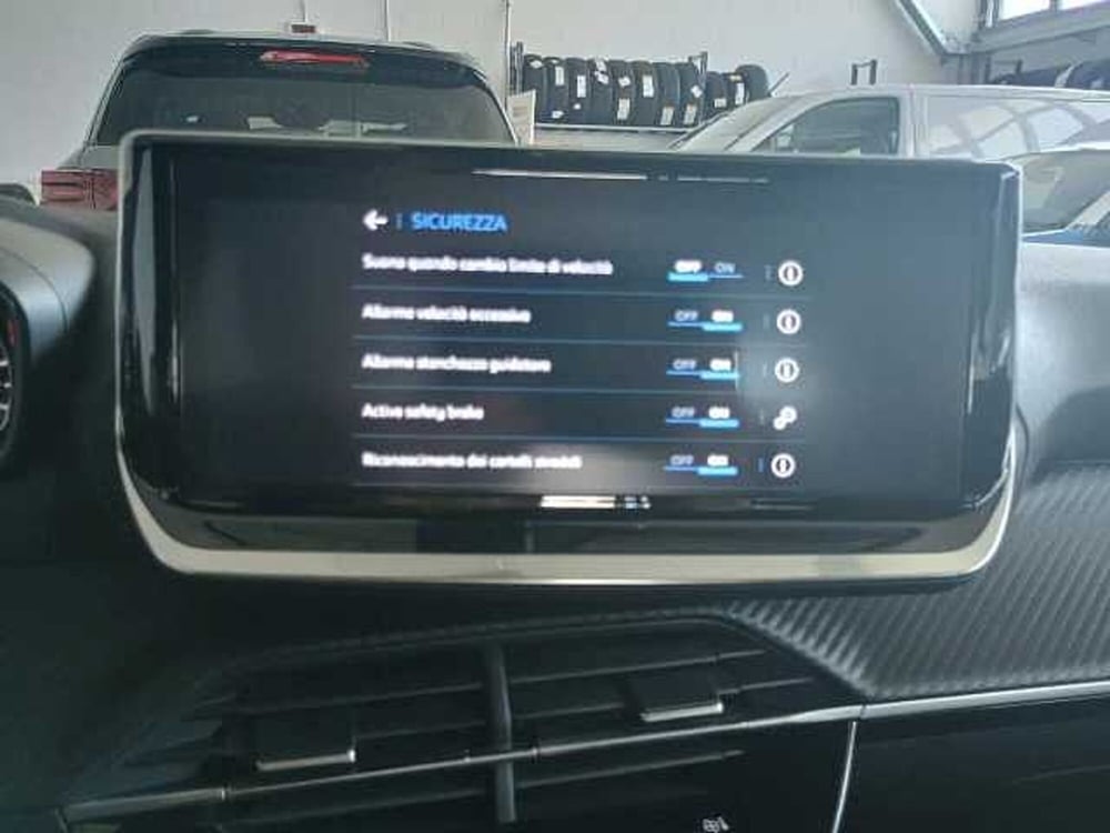 Peugeot 2008 nuova a Milano (15)