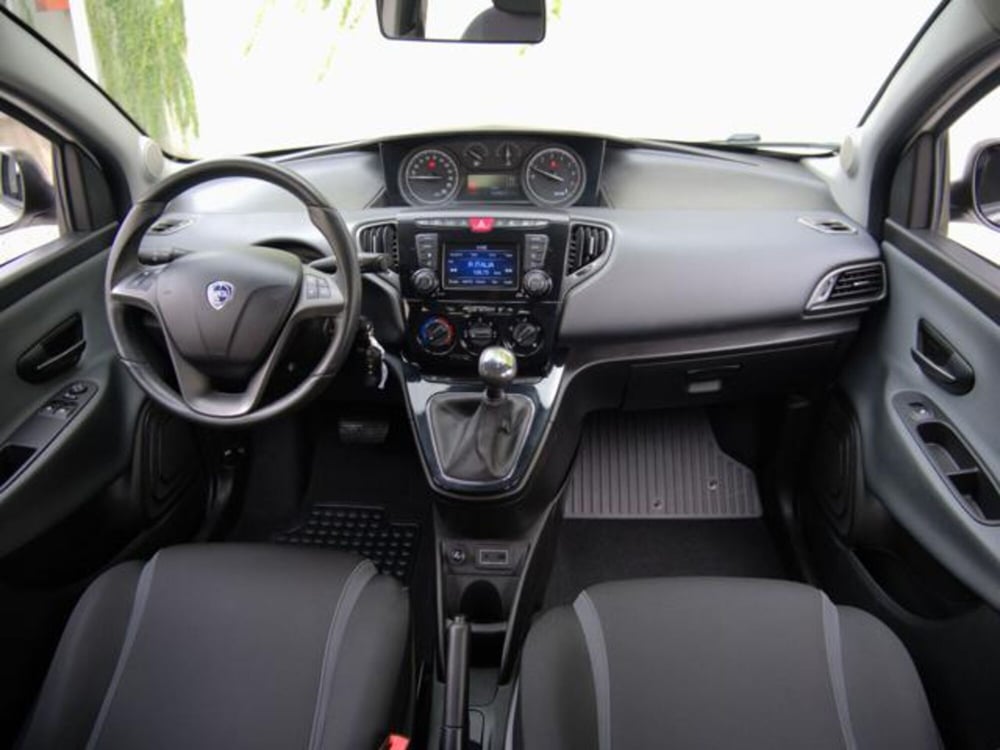 Lancia Ypsilon usata a Milano (2)