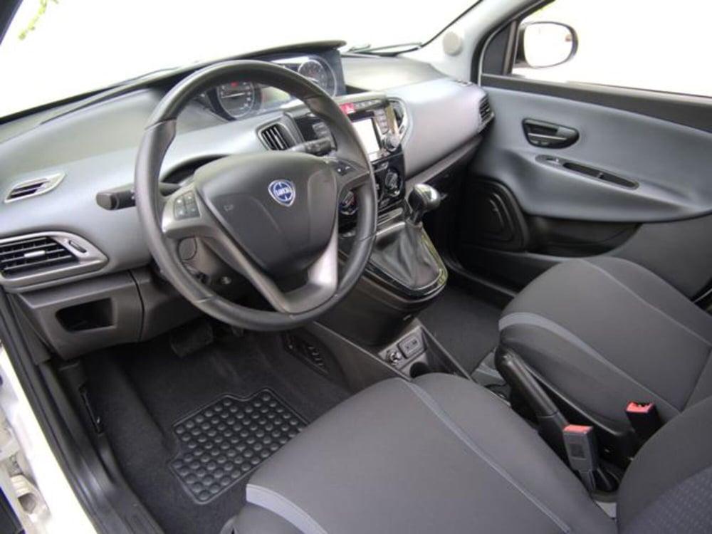 Lancia Ypsilon usata a Milano (3)