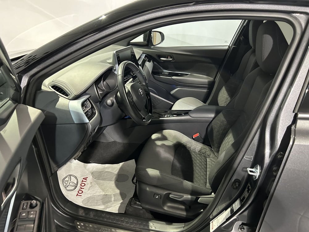 Toyota Toyota C-HR usata a Milano (12)