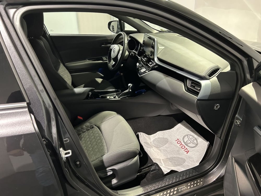 Toyota Toyota C-HR usata a Milano (6)