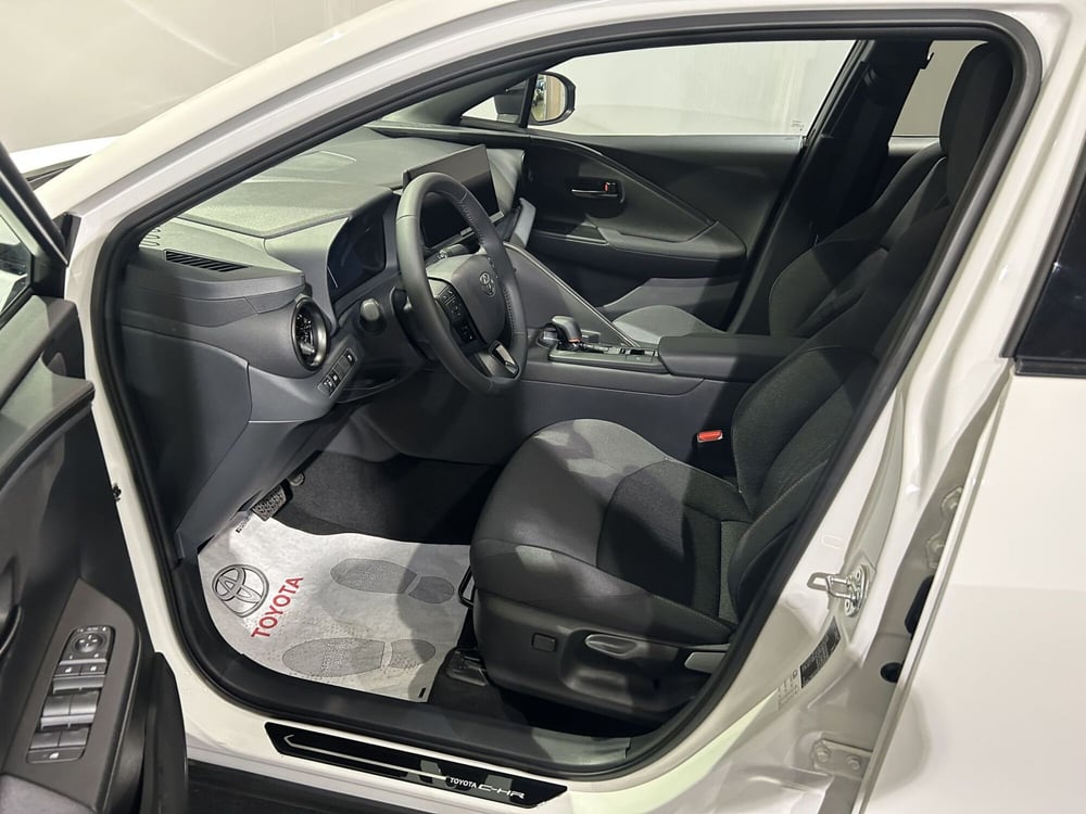 Toyota Toyota C-HR nuova a Milano (11)