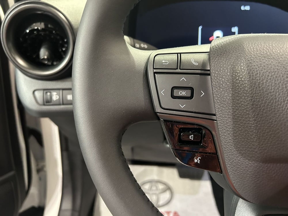 Toyota Toyota C-HR nuova a Milano (15)
