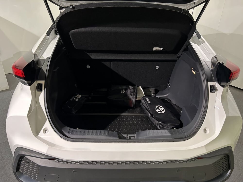 Toyota Toyota C-HR nuova a Milano (6)