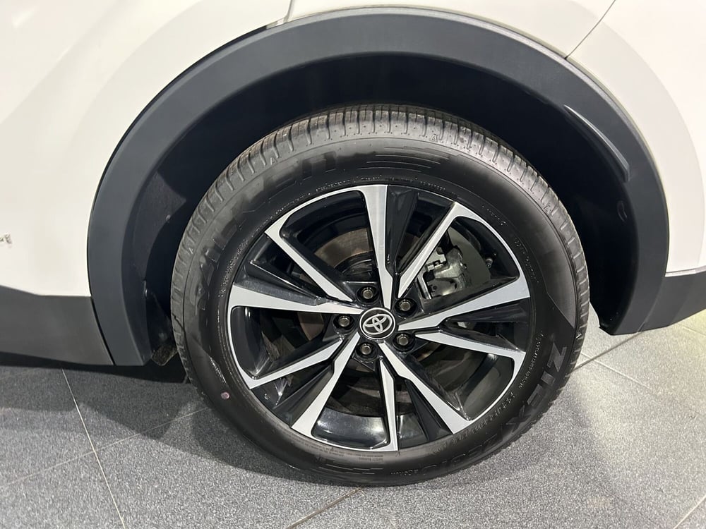 Toyota Toyota C-HR nuova a Milano (7)