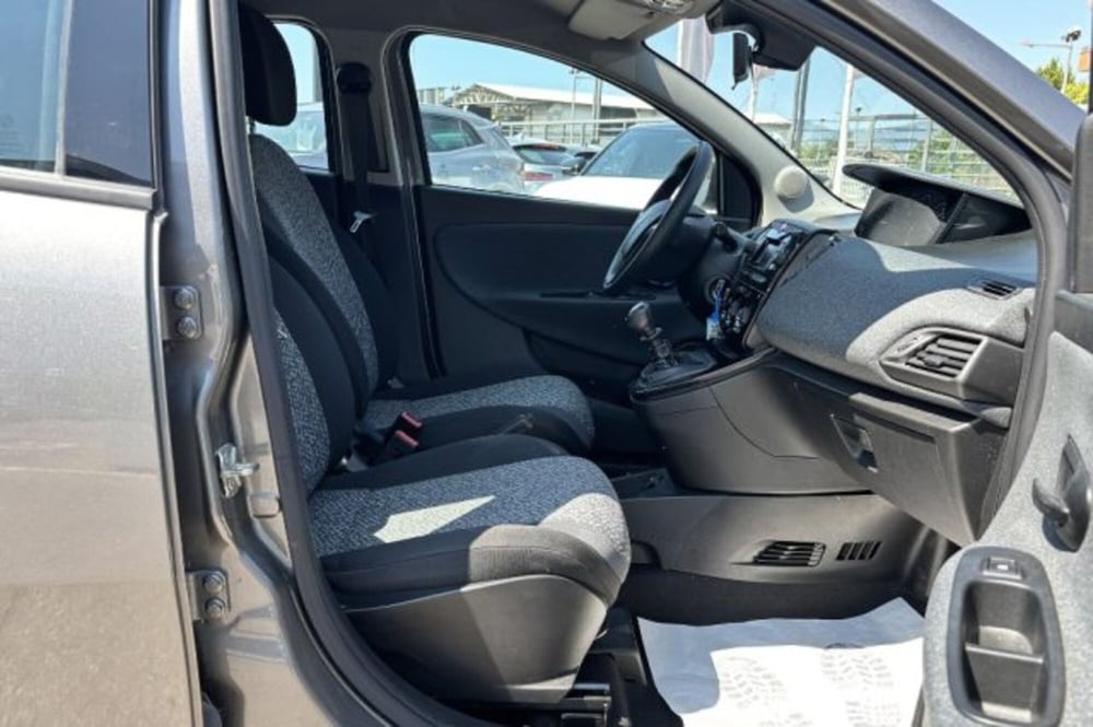 Lancia Ypsilon usata a Latina (8)