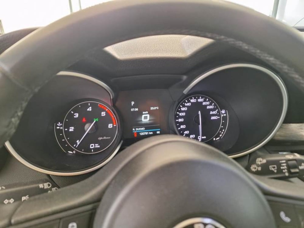 Alfa Romeo Stelvio usata a Salerno (9)