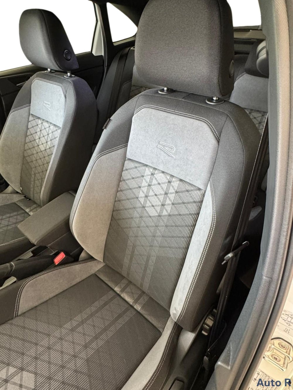 Volkswagen Taigo nuova a Potenza (12)