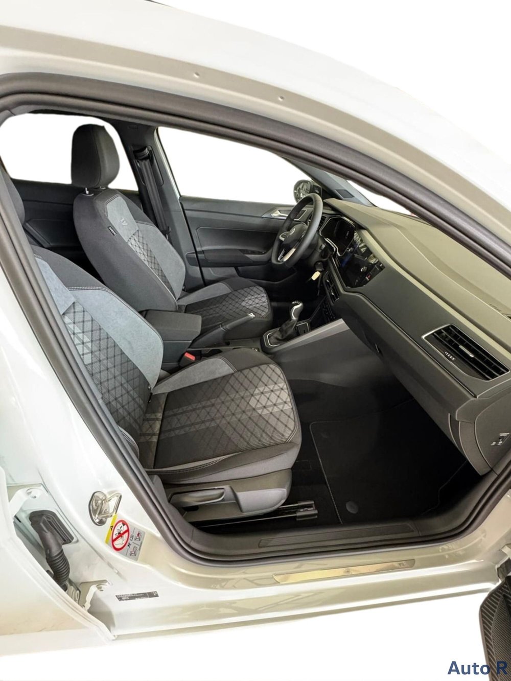 Volkswagen Taigo nuova a Potenza (5)