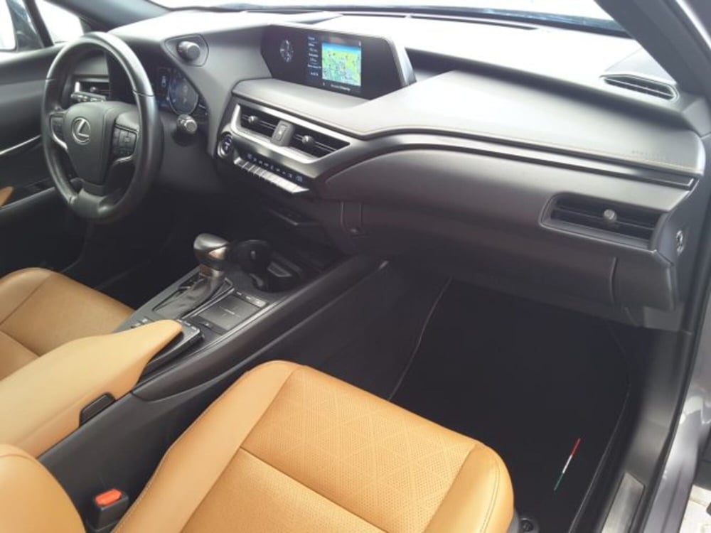 Lexus UX usata a Firenze (10)
