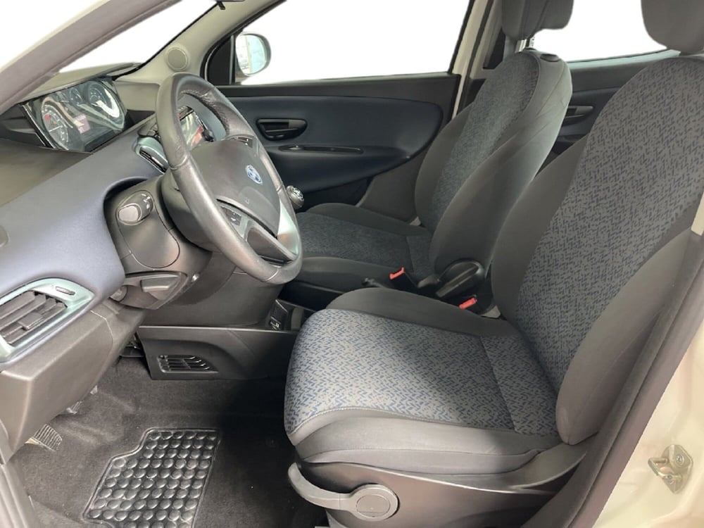 Lancia Ypsilon usata a Torino (9)