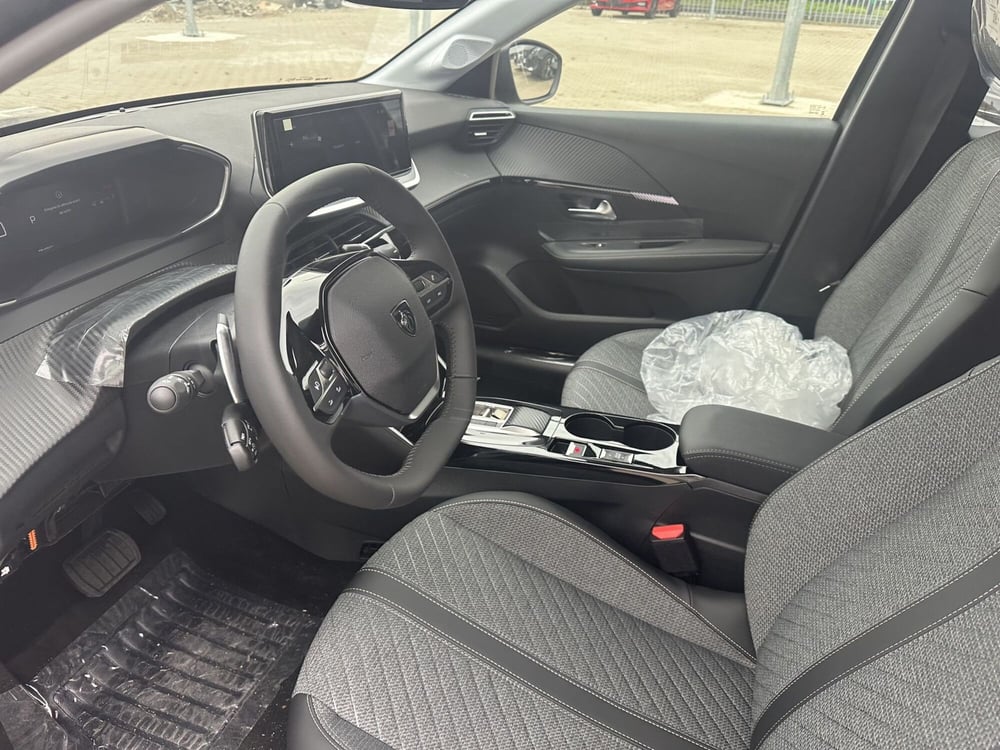 Peugeot 208 nuova a Milano (10)