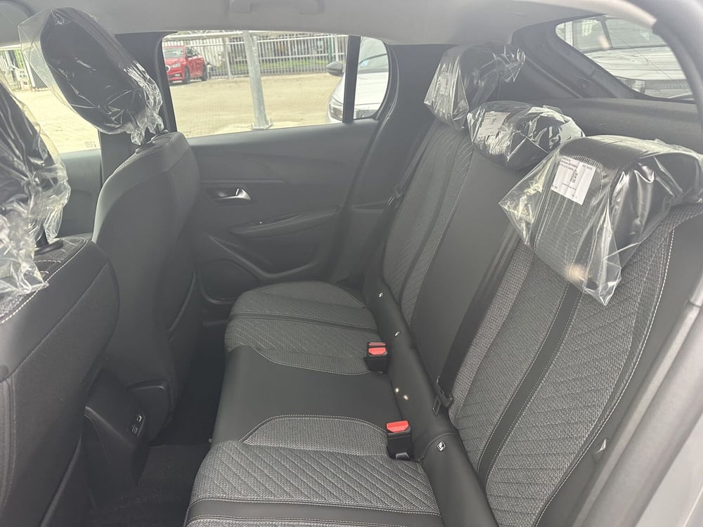 Peugeot 208 nuova a Milano (11)