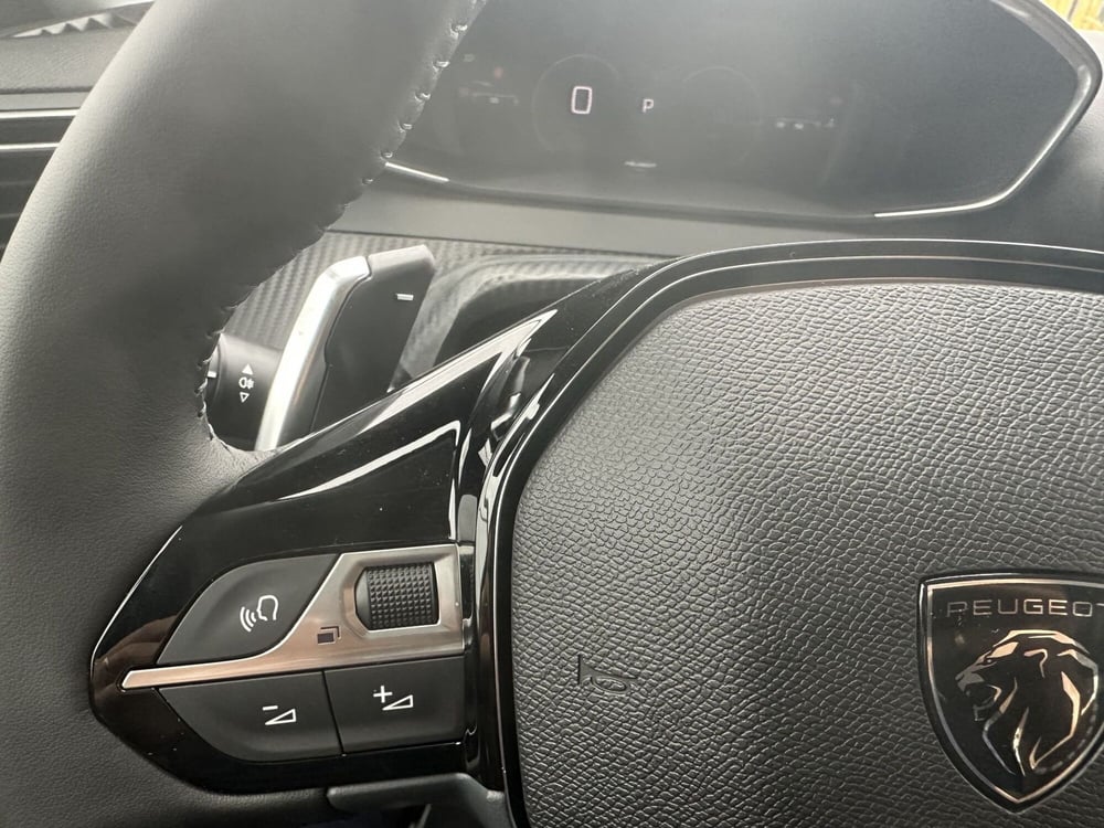 Peugeot 208 nuova a Milano (15)