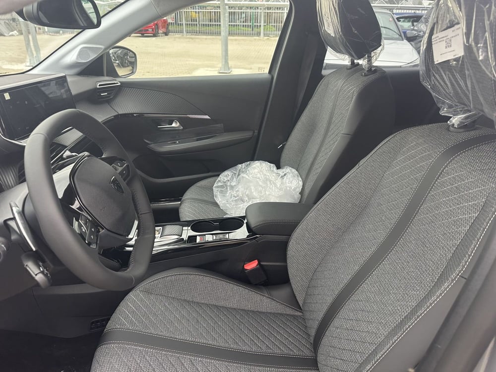 Peugeot 208 nuova a Milano (9)