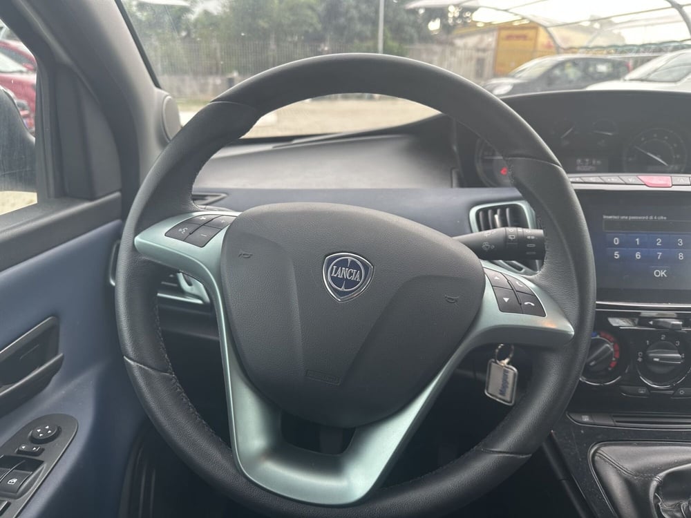 Lancia Ypsilon usata a Milano (16)