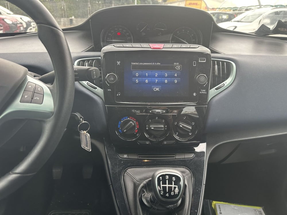 Lancia Ypsilon usata a Milano (18)