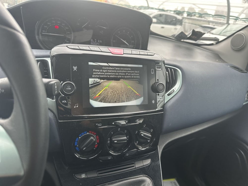 Lancia Ypsilon usata a Milano (19)